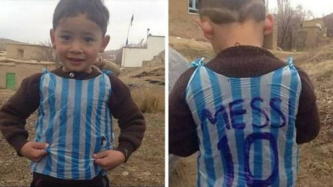 Murtaza Ahmadi, il piccolo bimbo afghano indossa la maglia-busta di platica di Messi. Questa foto ha fatto il giro del web. E, in attesa d&#39;incontrare il suo idolo di persona...